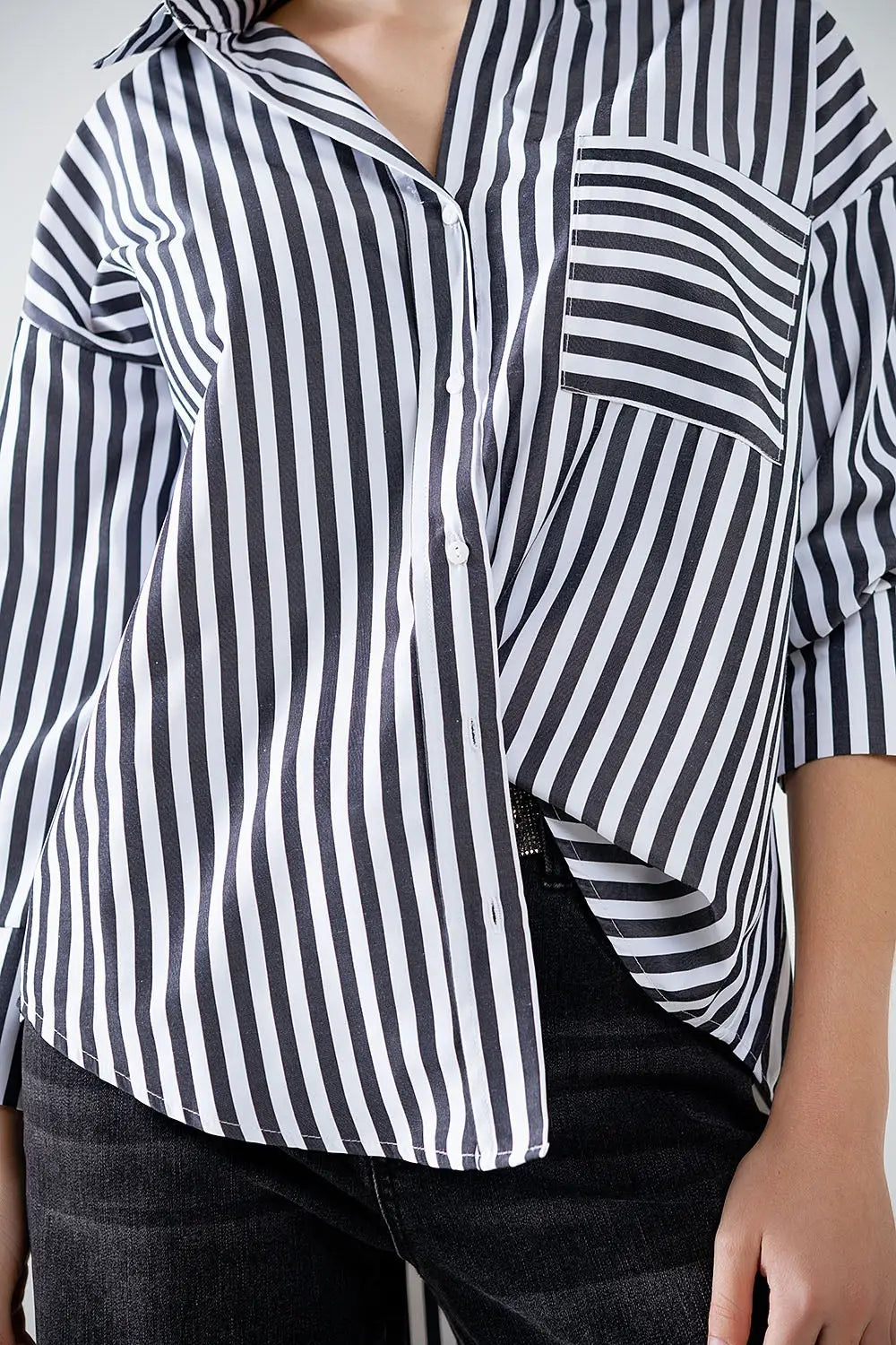 Chemise en popeline à rayures verticales noires et poche poitrine - Tee-Shirt
