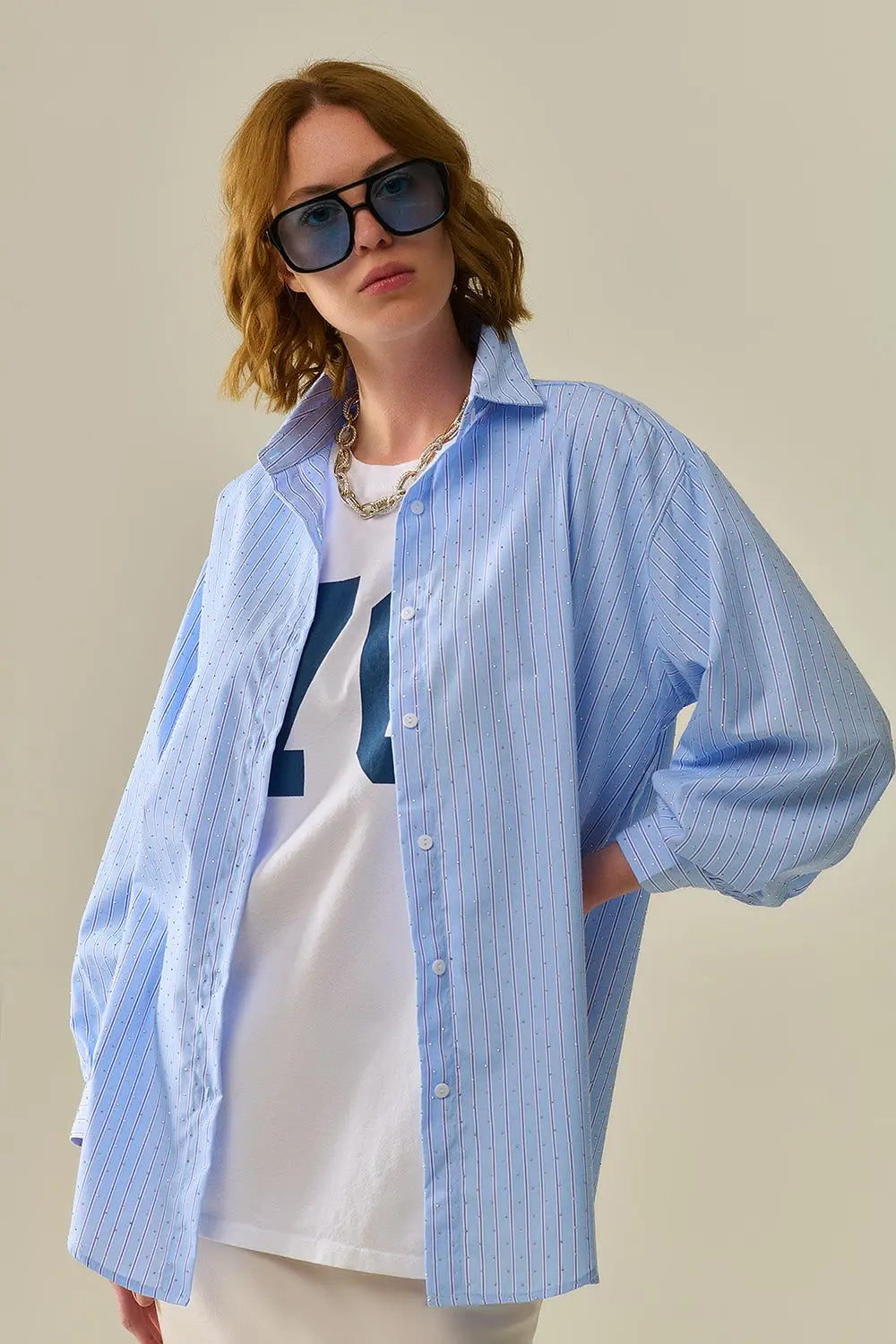 chemise en popeline bleue rayée ornée de strass - Tee-Shirt