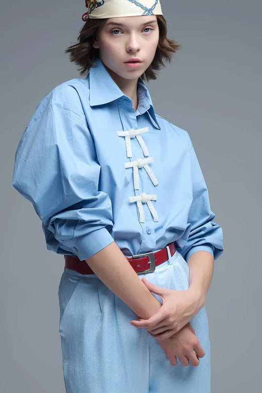 Q2 Chemise en popeline surdimensionnée bleue avec boutons en perles blanches