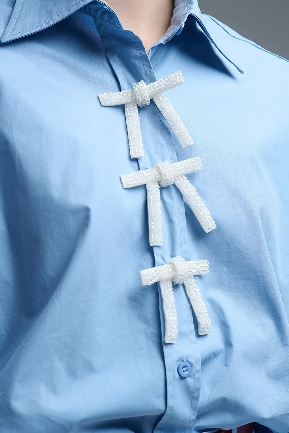 Chemise en popeline surdimensionnée bleue avec boutons en perles blanches - Tee-Shirt