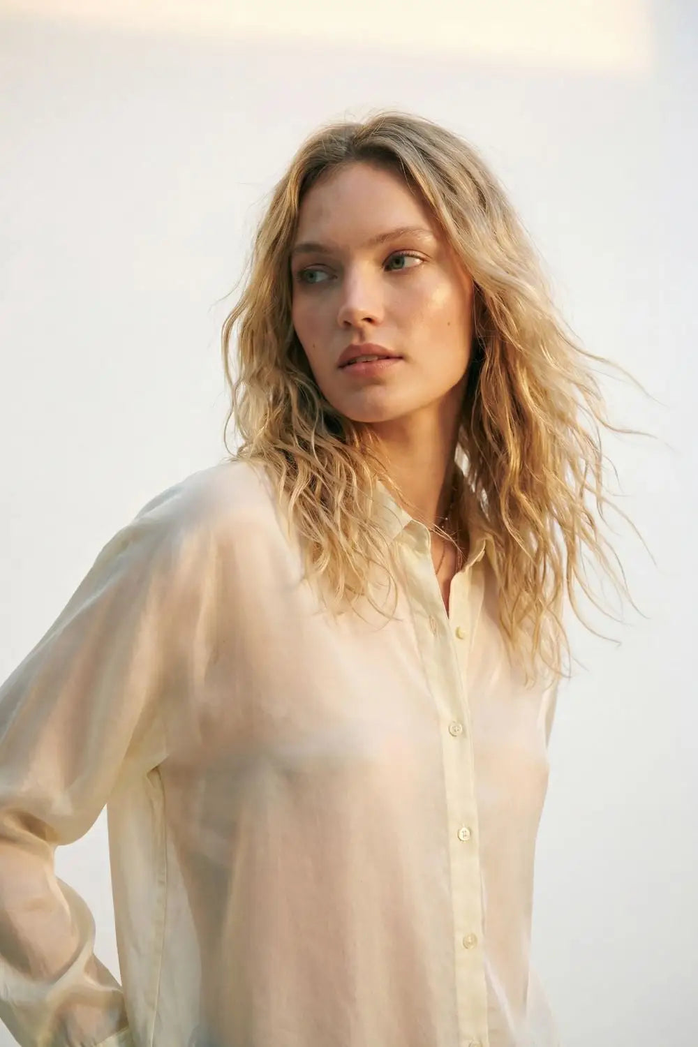 Chemise en satin brillant à coupe décontractée de couleur blanche - Tee-Shirt