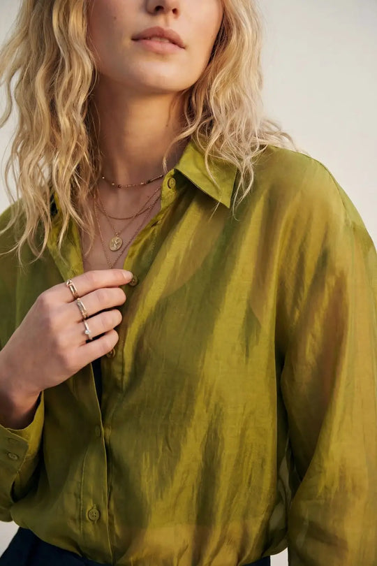 Chemise en satin brillant à coupe décontractée de couleur olive - Tee-Shirt