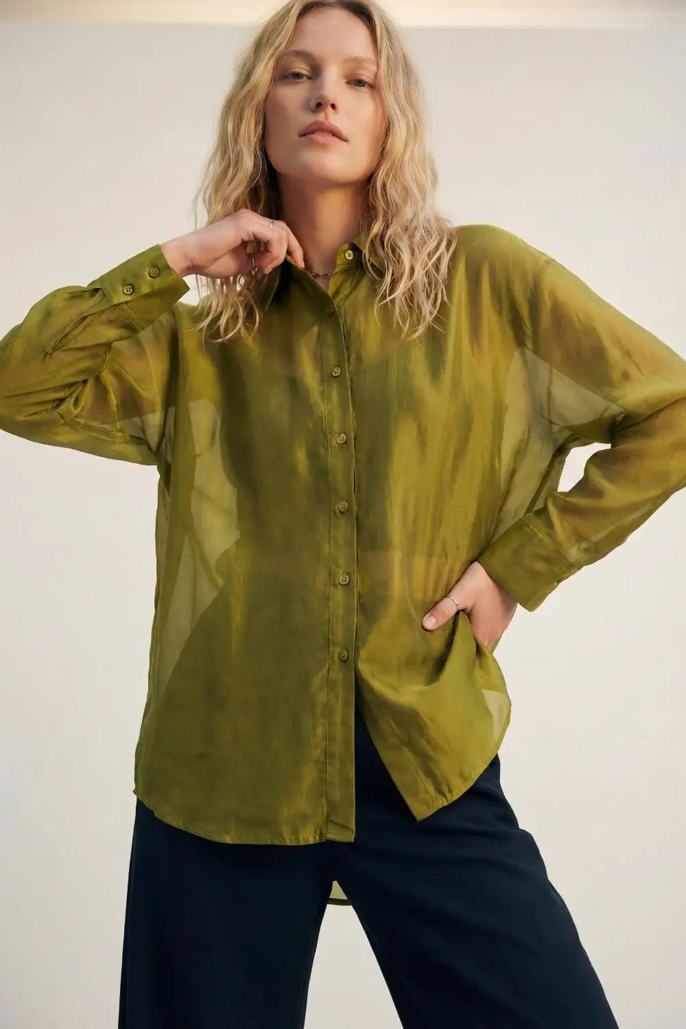 Chemise en satin brillant à coupe décontractée de couleur olive - Tee-Shirt