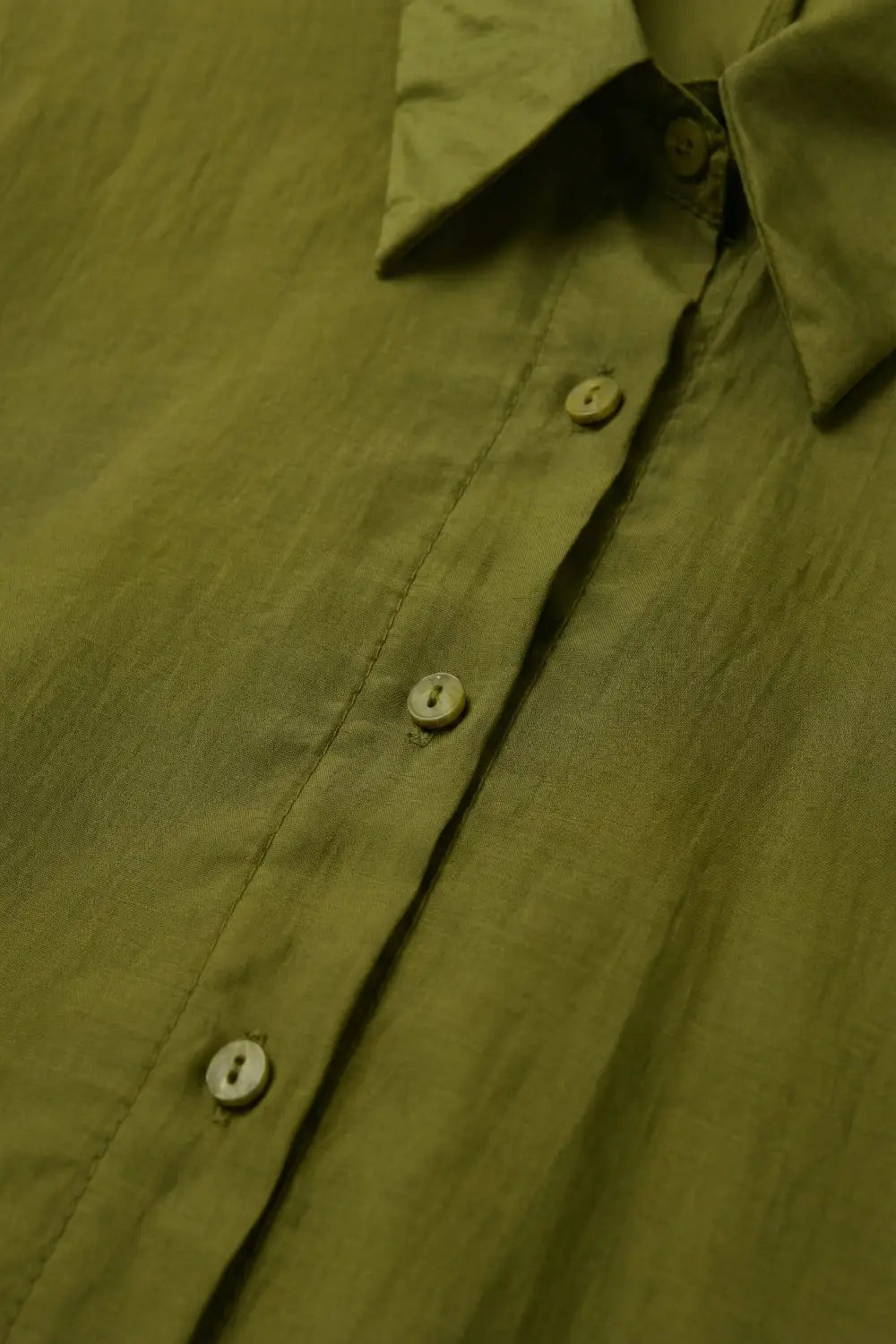 Chemise en satin brillant à coupe décontractée de couleur olive - Tee-Shirt