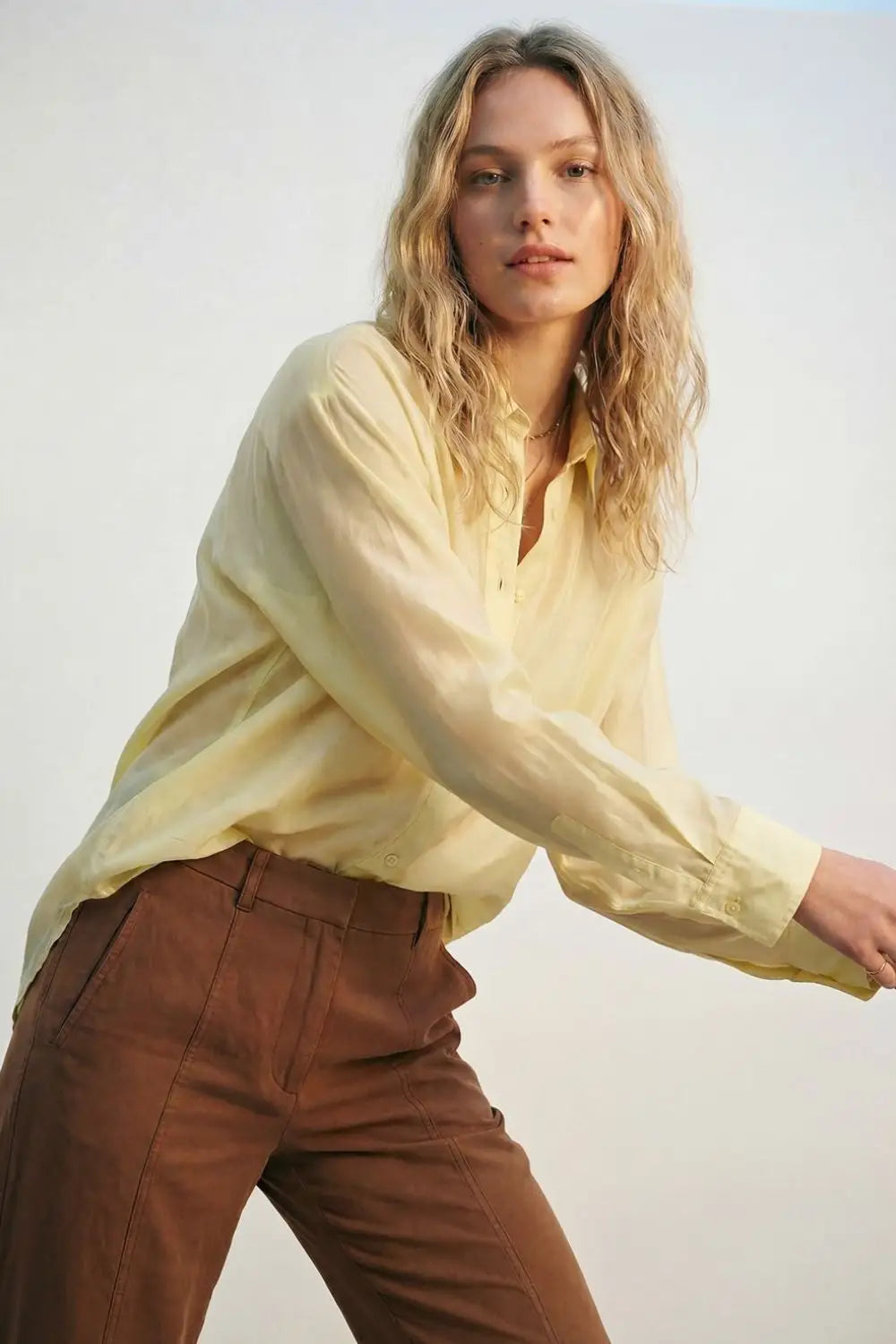 Chemise en satin brillant jaune Chemise boutonnée à coupe décontractée - Tee-Shirt