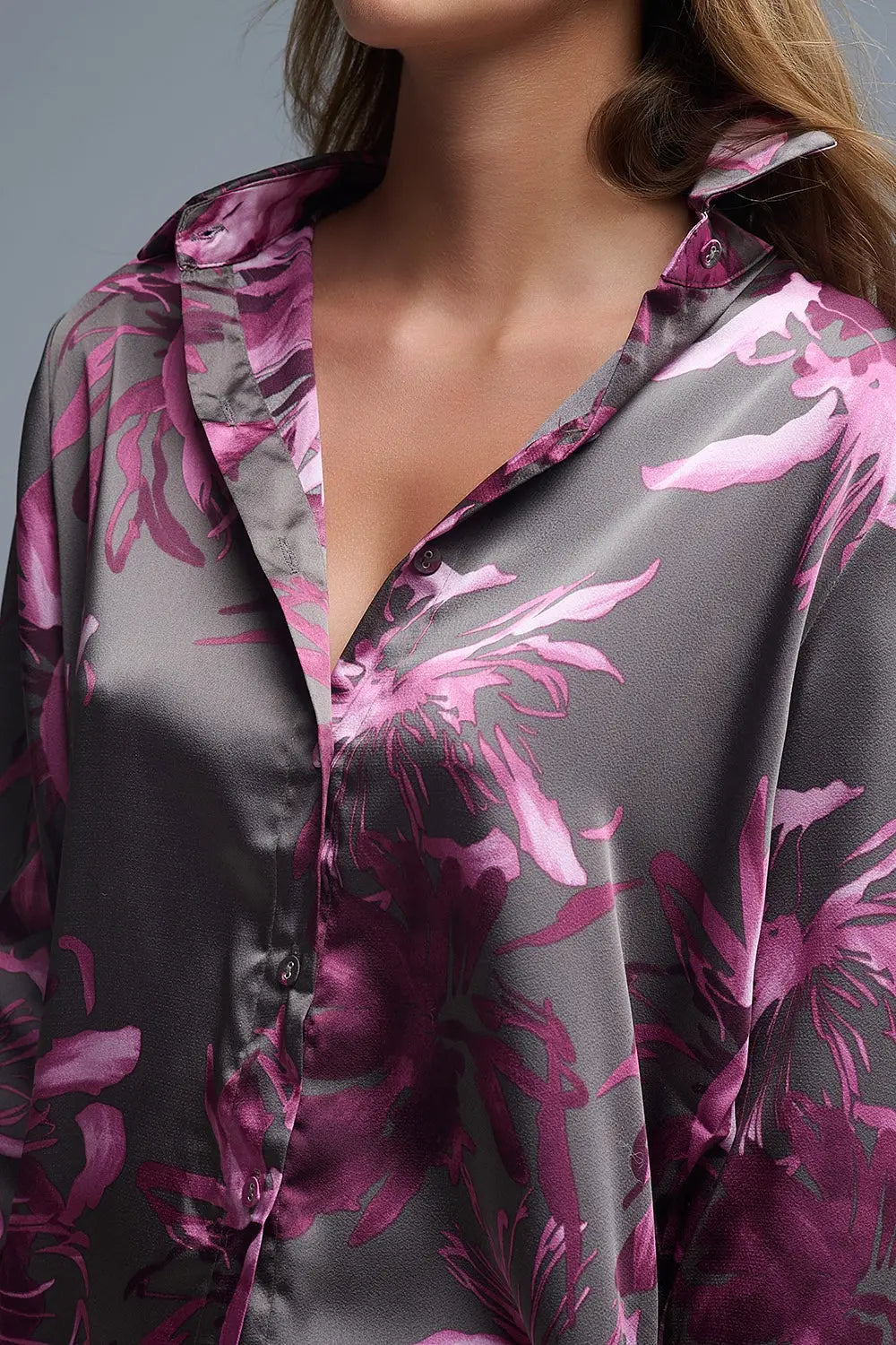 Chemise en satin imprimé floral gris avec boutons - Tee-Shirt