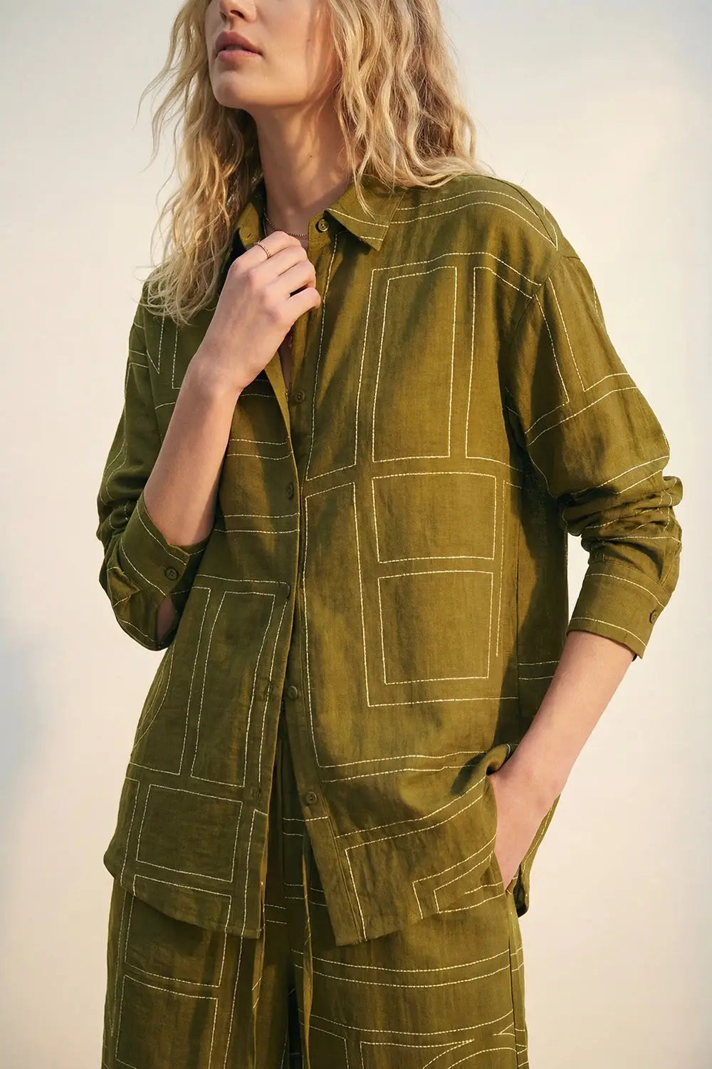 Chemise en tissu fluide fin olive avec imprimé graphique - Tee-Shirt