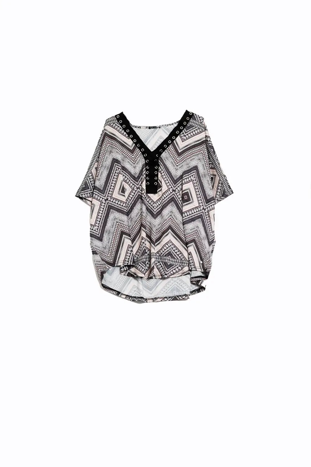 Q2 Chemise grise à imprimé géo et collier croisé