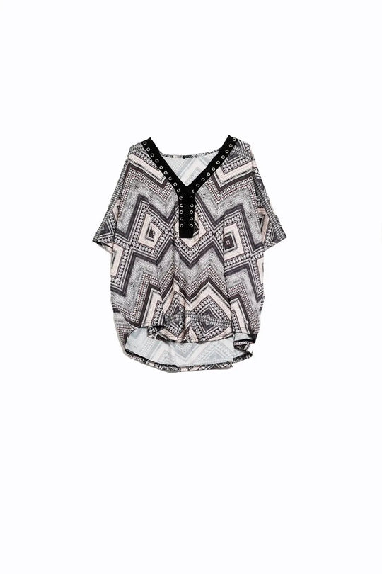 Q2 Chemise grise à imprimé géo et collier croisé