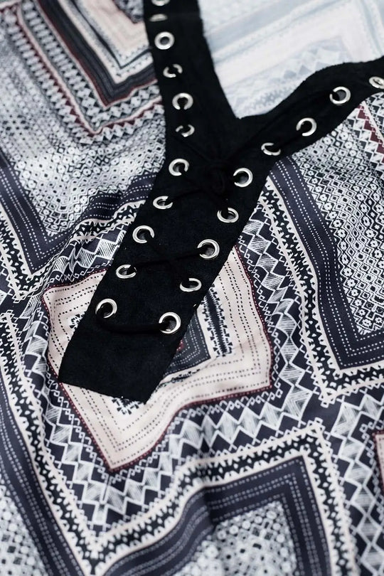 Chemise grise à imprimé géo et collier croisé - Tee-Shirt