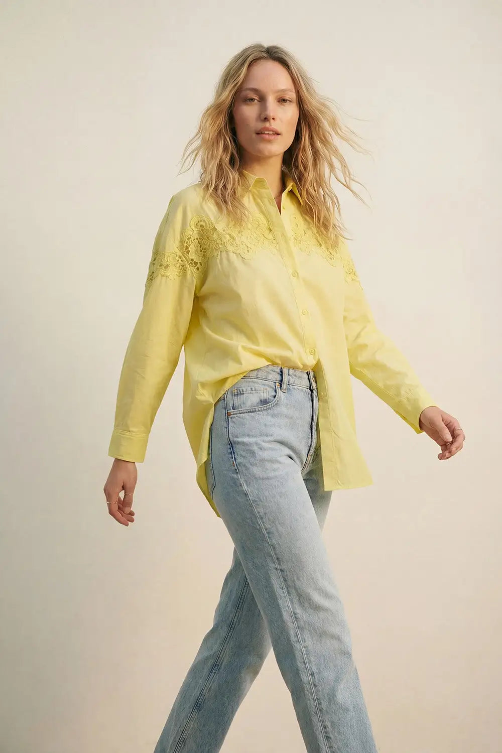 Chemise jaune en popeline surdimensionnée avec détails en dentelle - One Size / jaune - Tee-Shirt