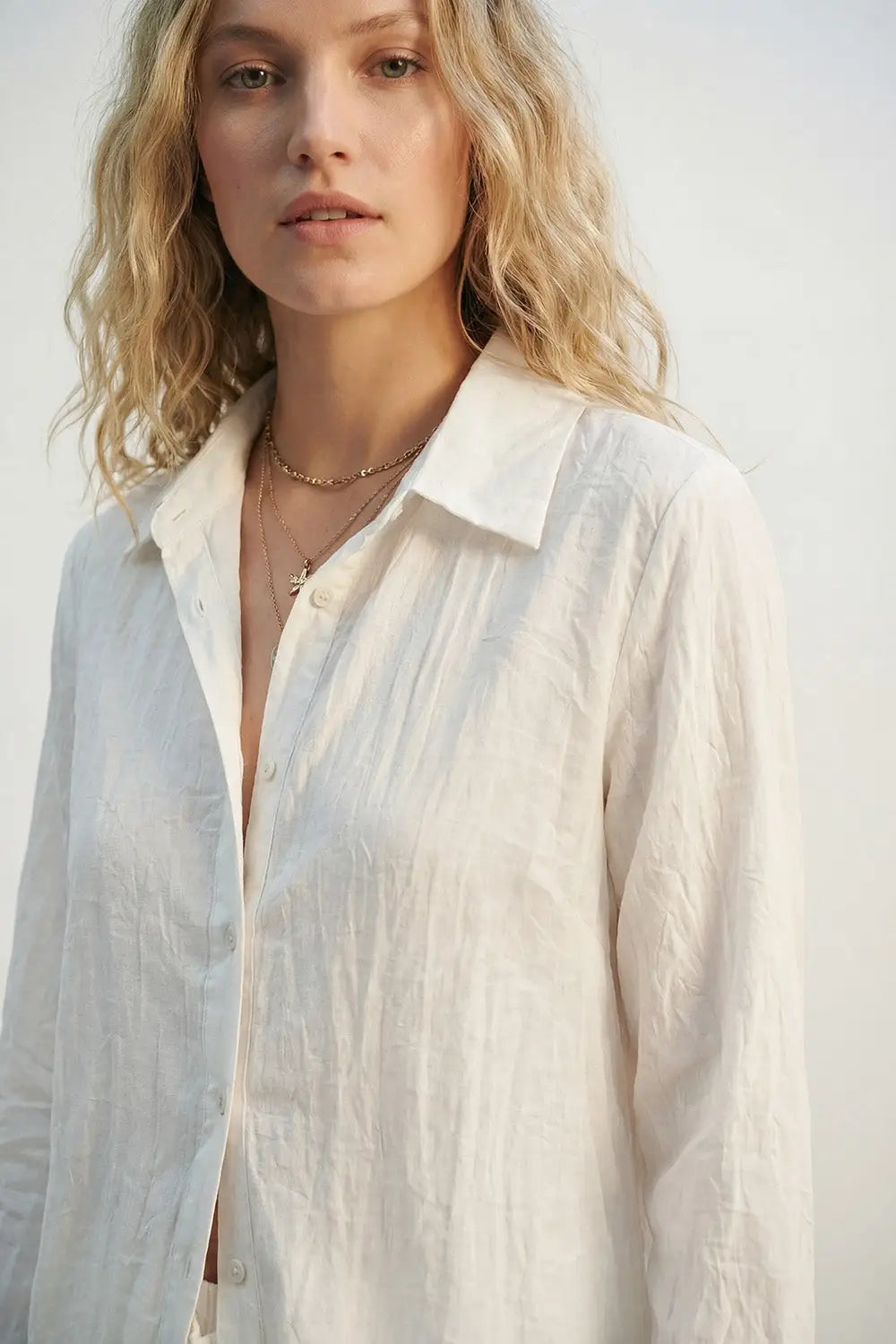 Chemise légère froissée à silhouette décontractée en crème - Tee-Shirt