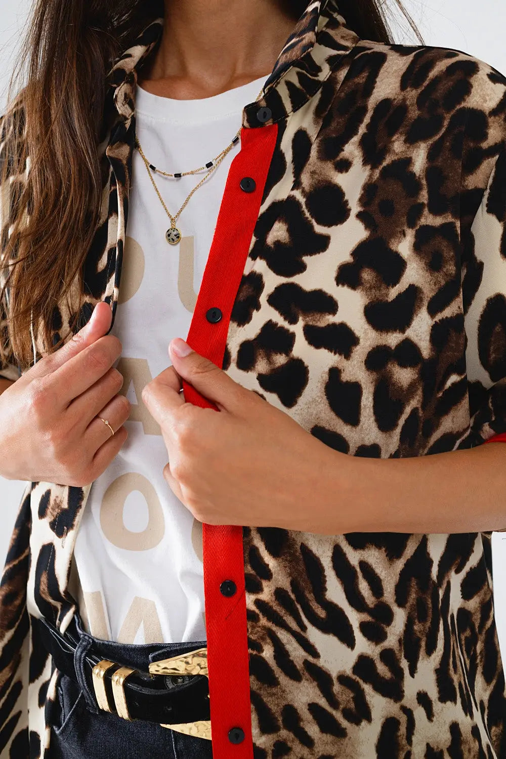 Chemise léopard avec patte de boutonnage rouge et manches rouges - Tee-Shirt