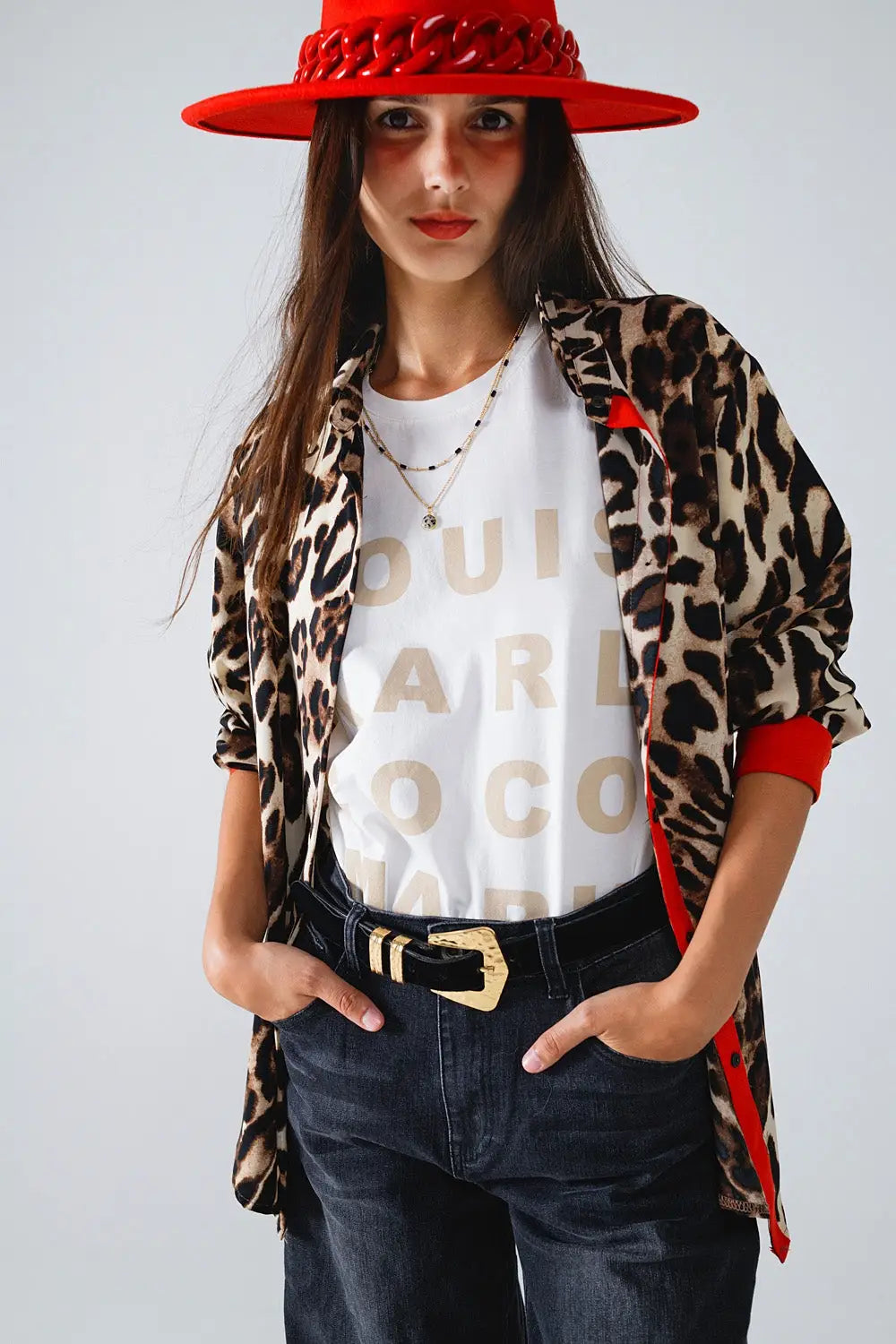 Q2 Chemise léopard avec patte de boutonnage rouge et manches rouges