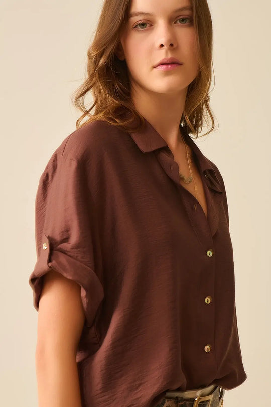 Chemise marron chocolat à manches courtes et plis sur la manche - Tee-Shirt
