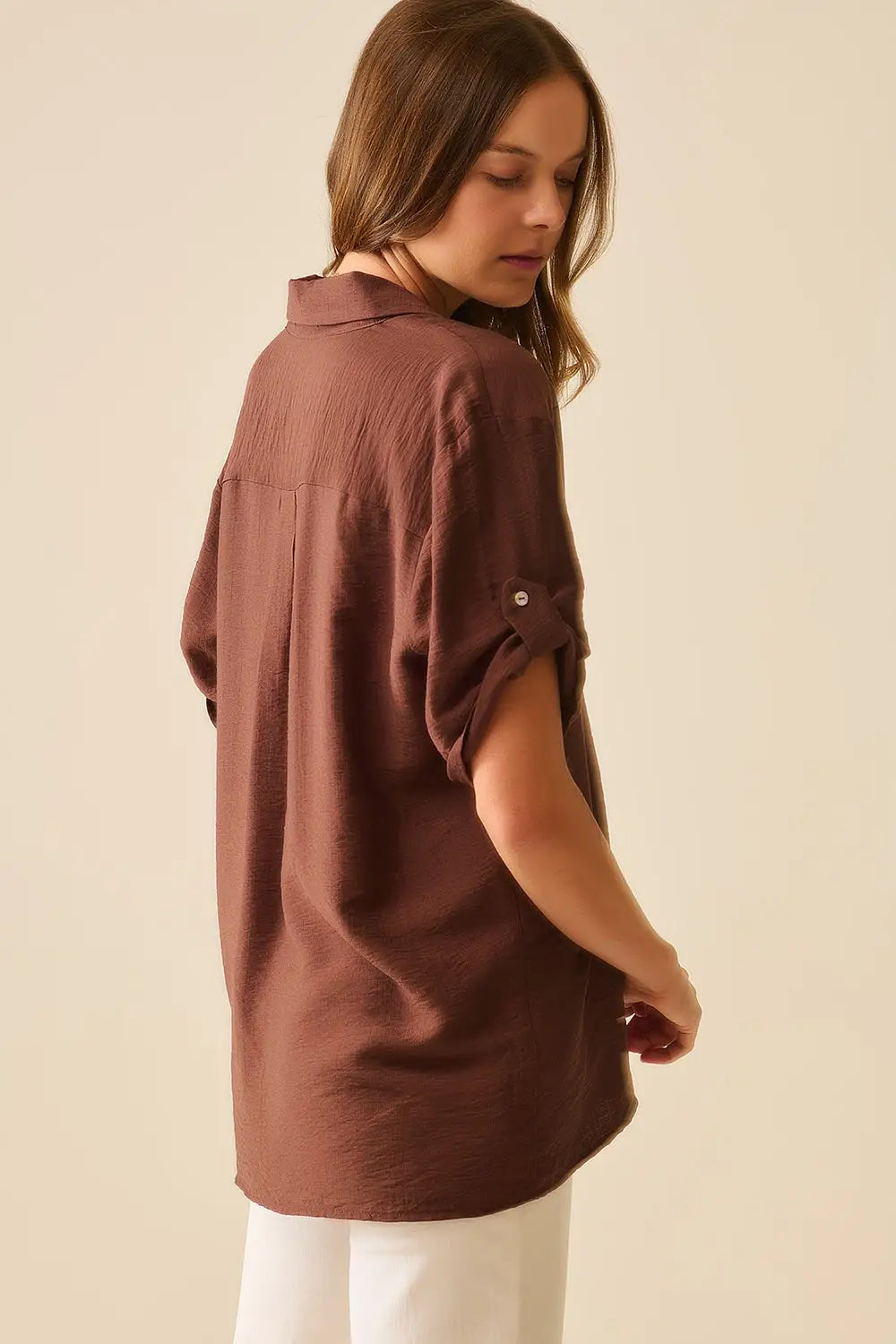 Chemise marron chocolat à manches courtes et plis sur la manche - Tee-Shirt