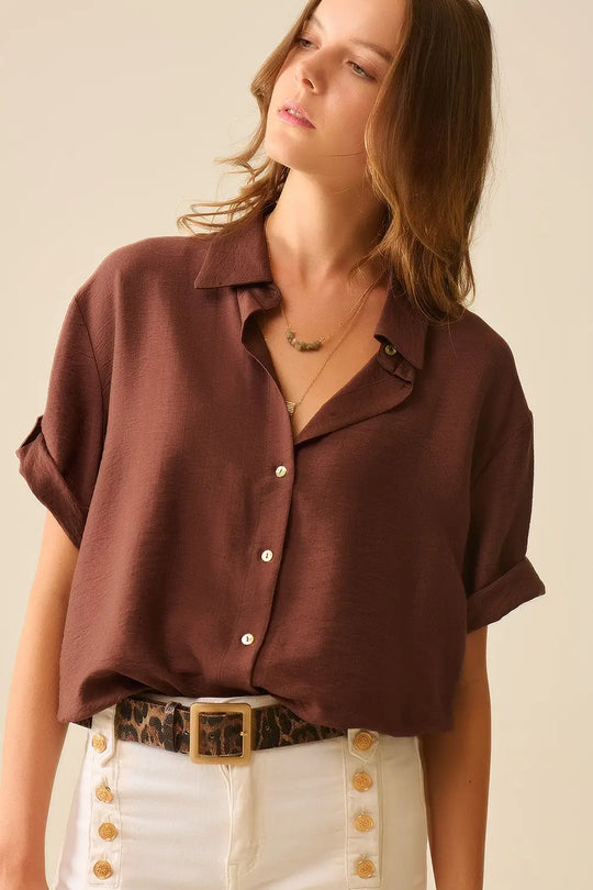 Chemise marron chocolat à manches courtes et plis sur la manche - Tee-Shirt