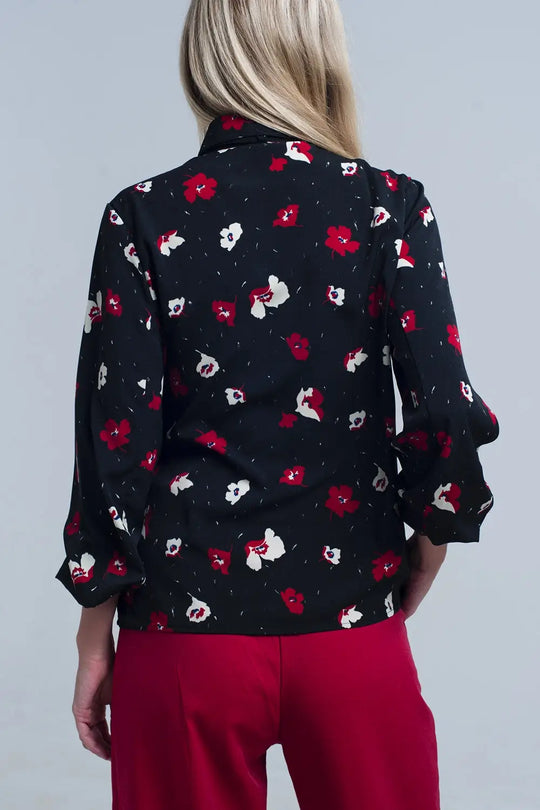 Chemise noire avec des fleurs rouges et blanches - Tee-Shirt
