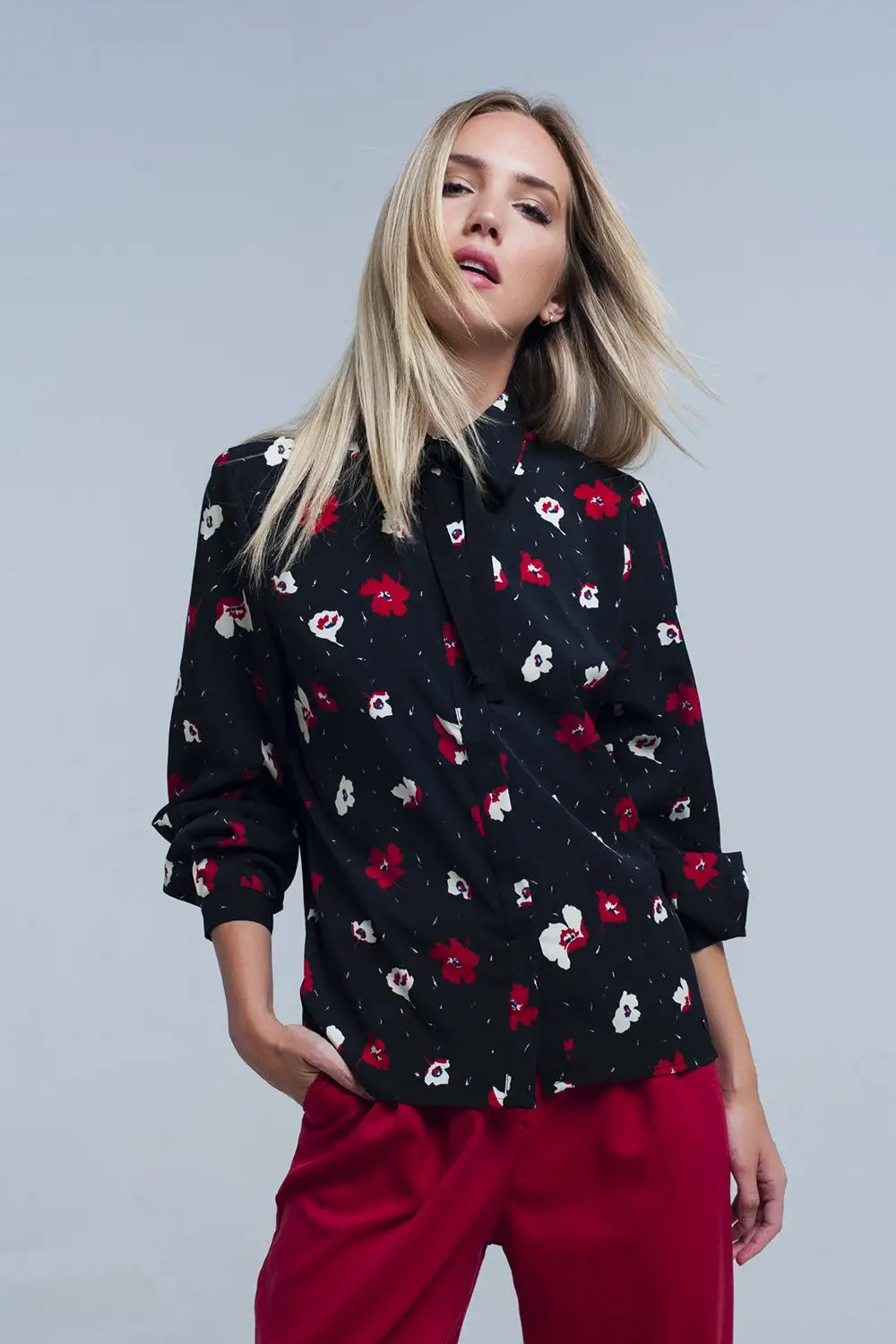 Q2 Chemise noire avec des fleurs rouges et blanches