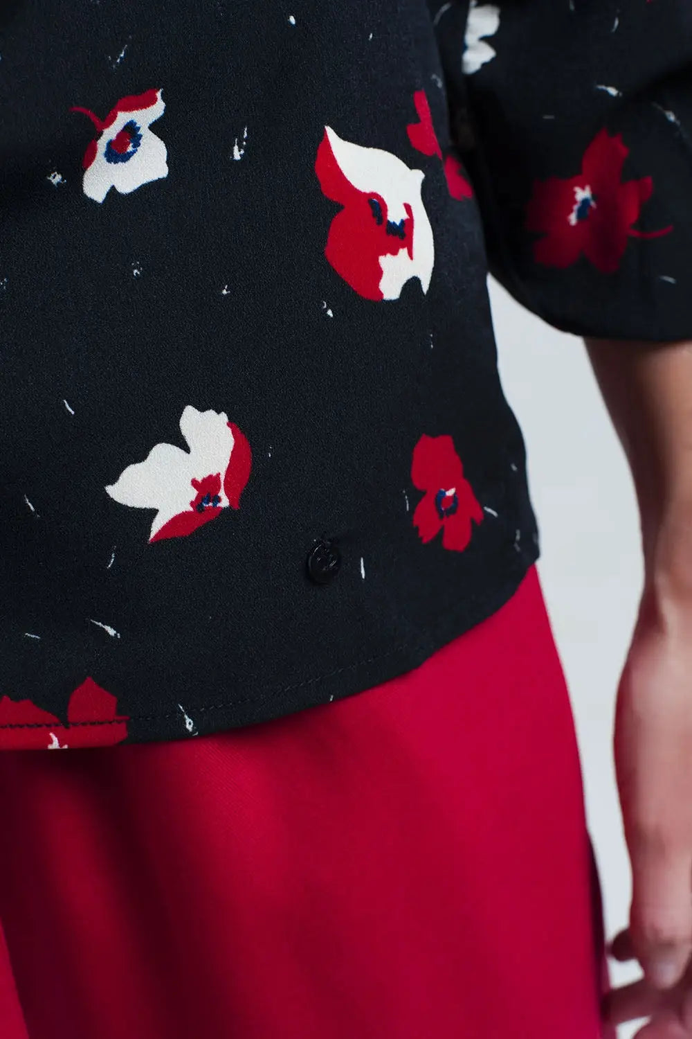 Chemise noire avec des fleurs rouges et blanches - Tee-Shirt