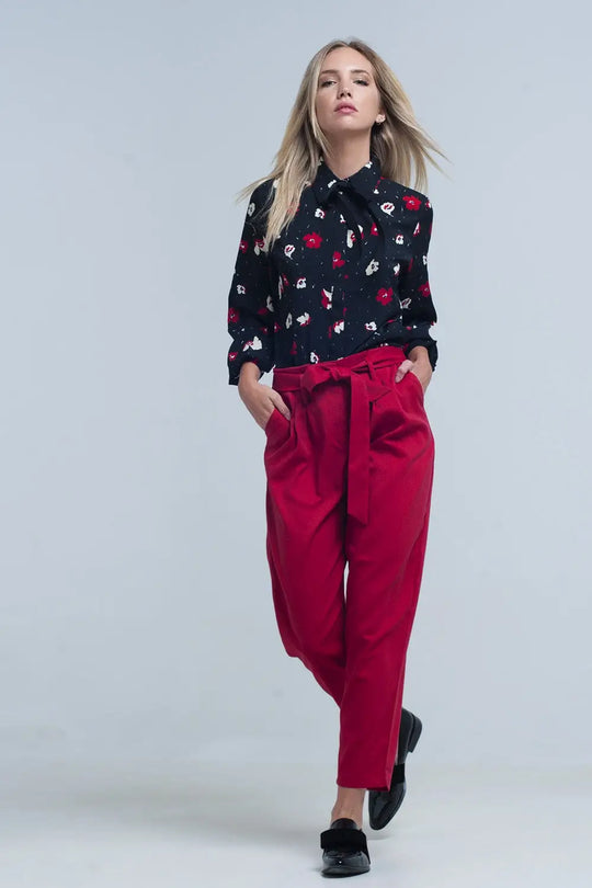Chemise noire avec des fleurs rouges et blanches - Tee-Shirt