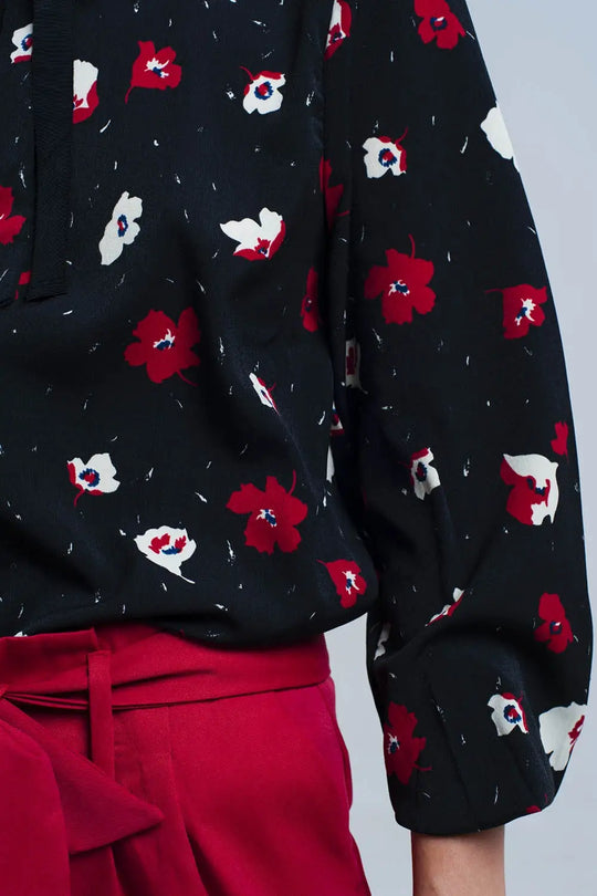 Chemise noire avec des fleurs rouges et blanches - Tee-Shirt