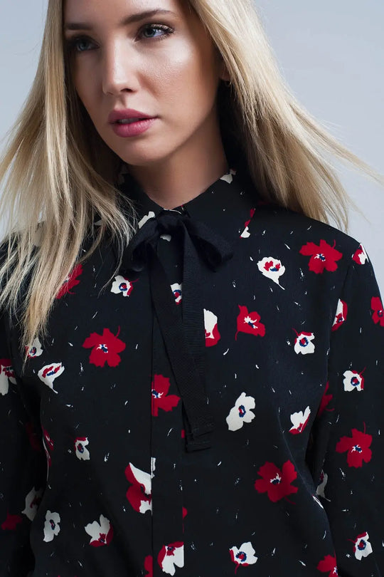 Chemise noire avec des fleurs rouges et blanches - Tee-Shirt