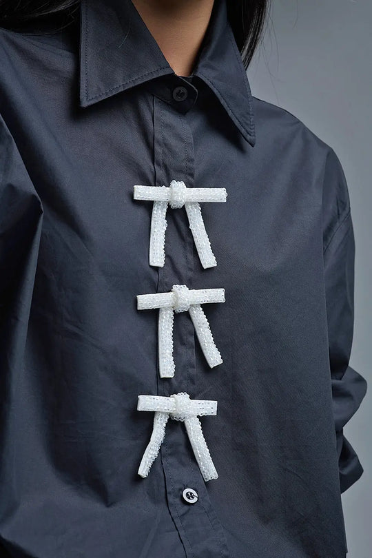 Chemise noire en popeline surdimensionnée avec boutons en perles blanches - Tee-Shirt