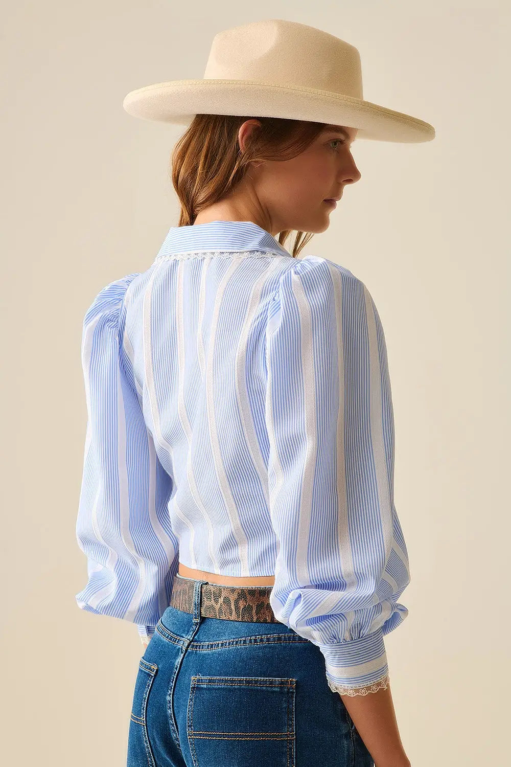 Chemise rayée enveloppante bleue et blanche avec détails en dentelle - Tops