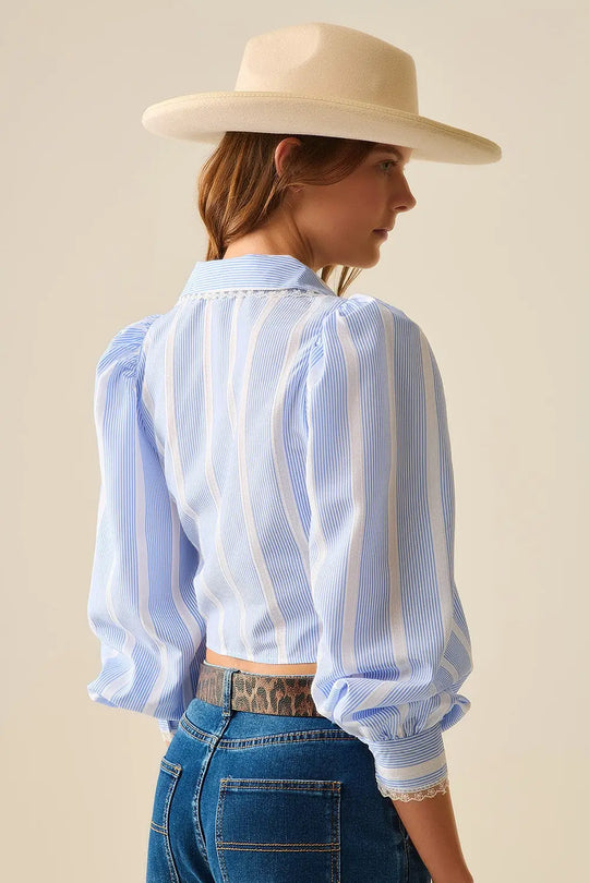 Chemise rayée enveloppante bleue et blanche avec détails en dentelle - Tops