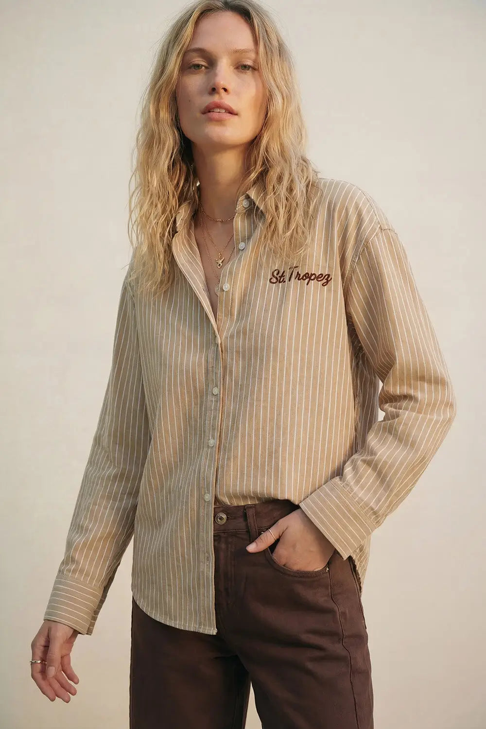 Chemise rayée Oxford beige avec broderie devant et derrière St. Tropez - Tee-Shirt