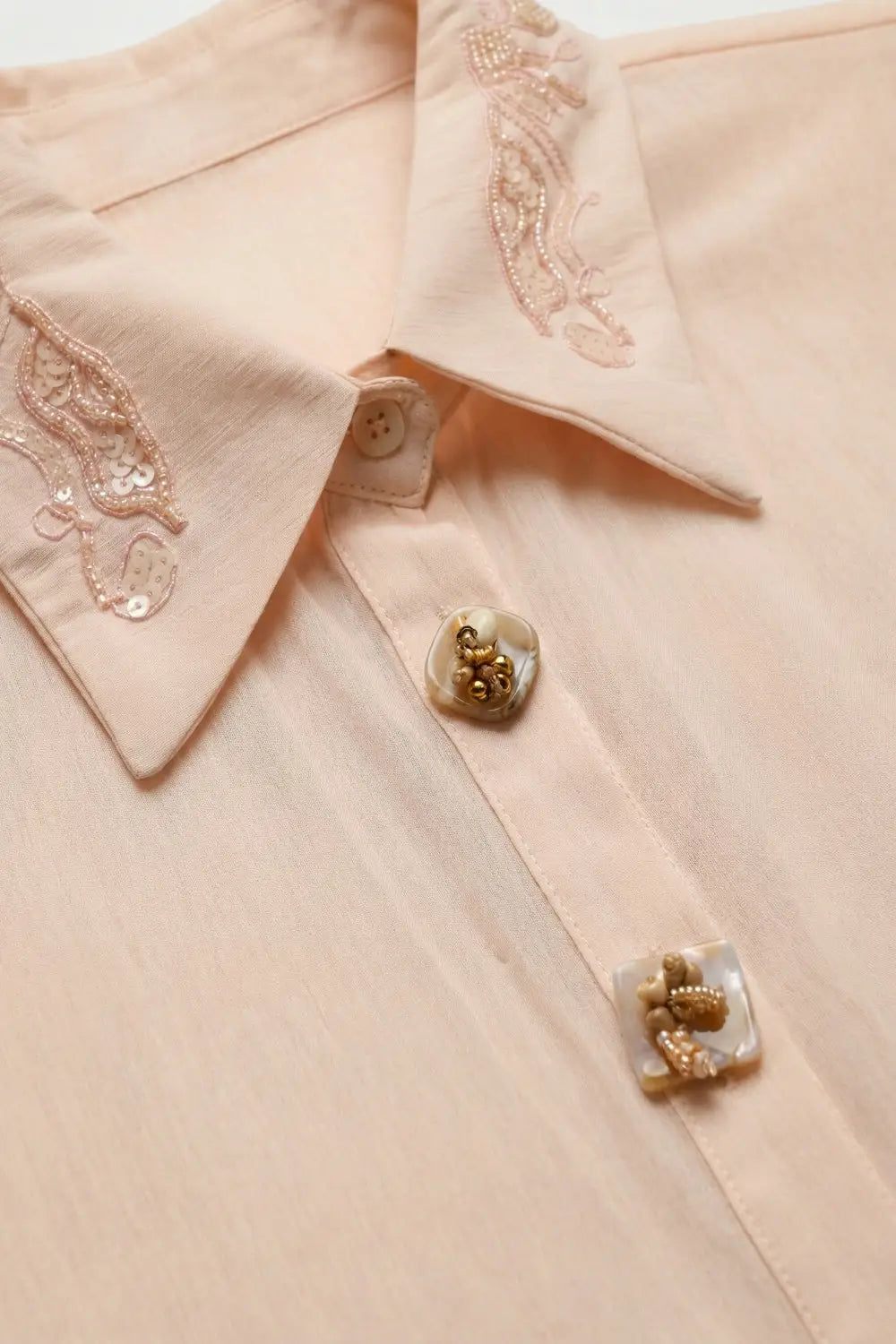 Chemise rose semi-transparente à boutons avec col brodé de sequins - Tee-Shirt