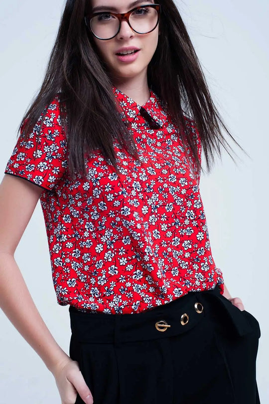 Q2 Chemise rouge avec des fleurs blanches