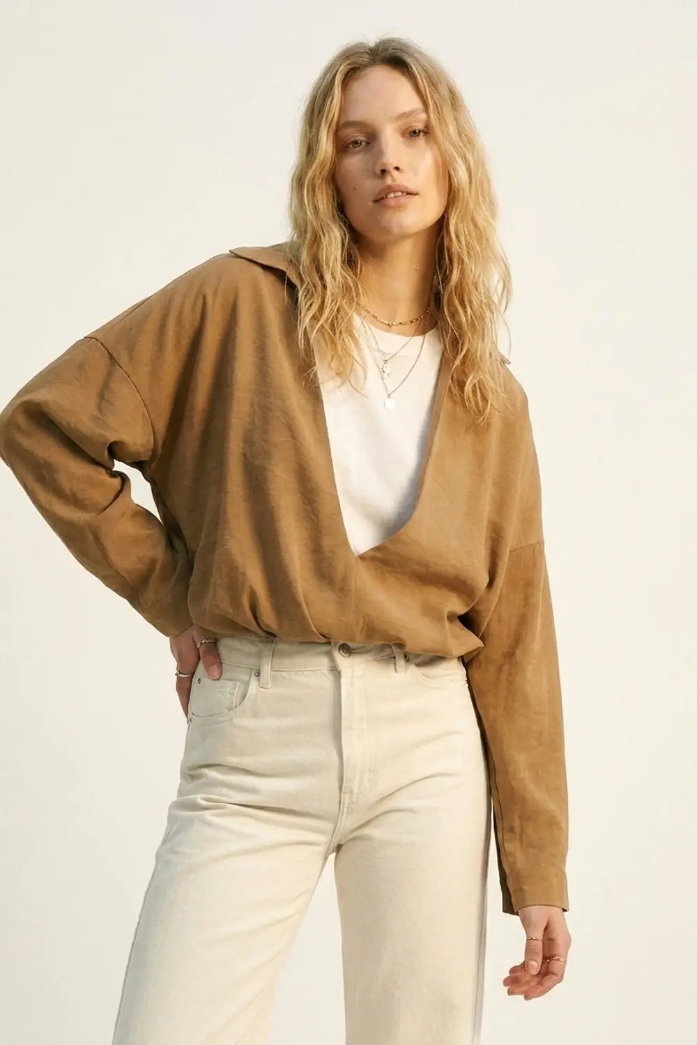Q2 Chemise texturée légère camel et t-shirt blanc à l'intérieur