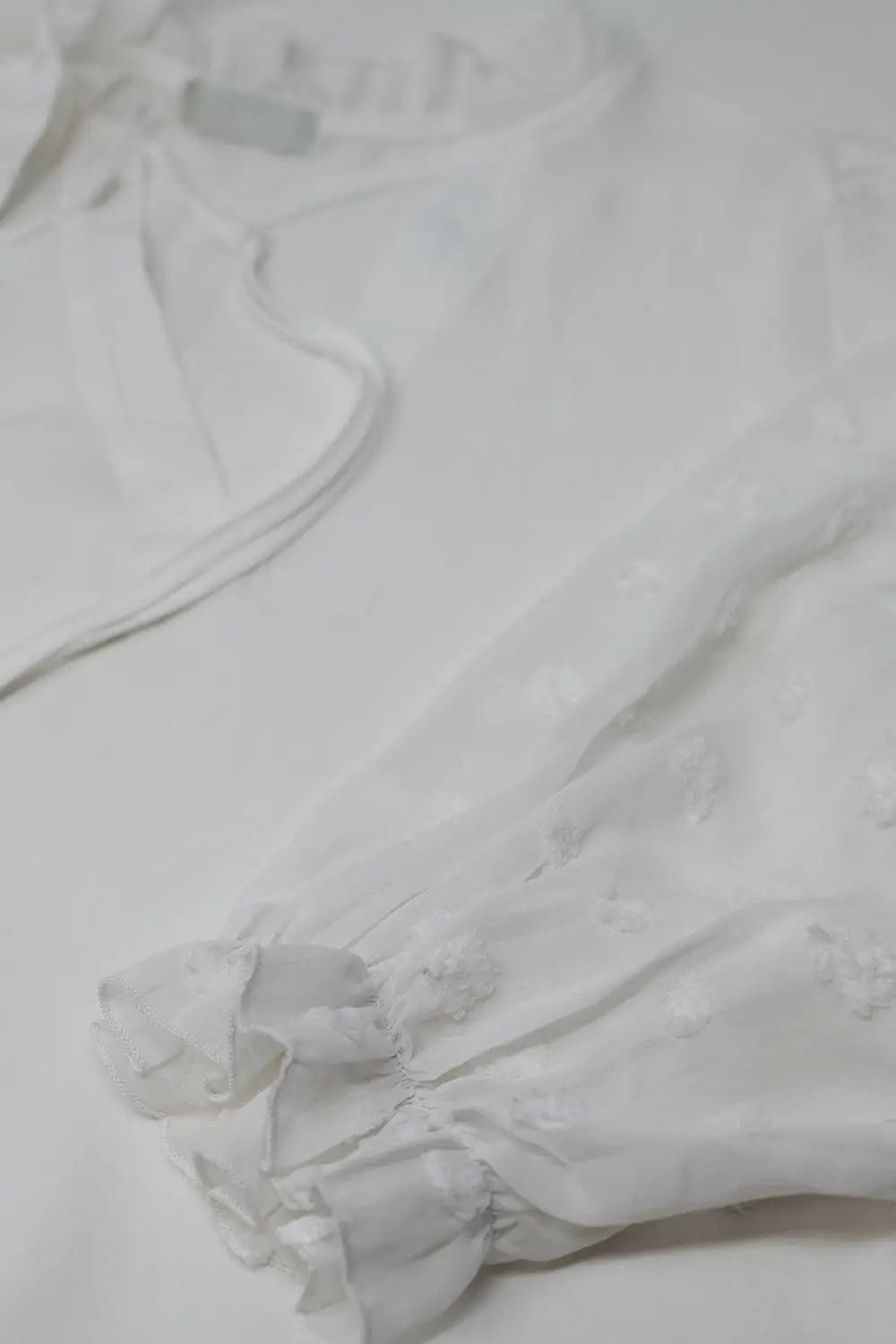 Chemisier blanc à pois à manches longues et col en V - Tee-Shirt