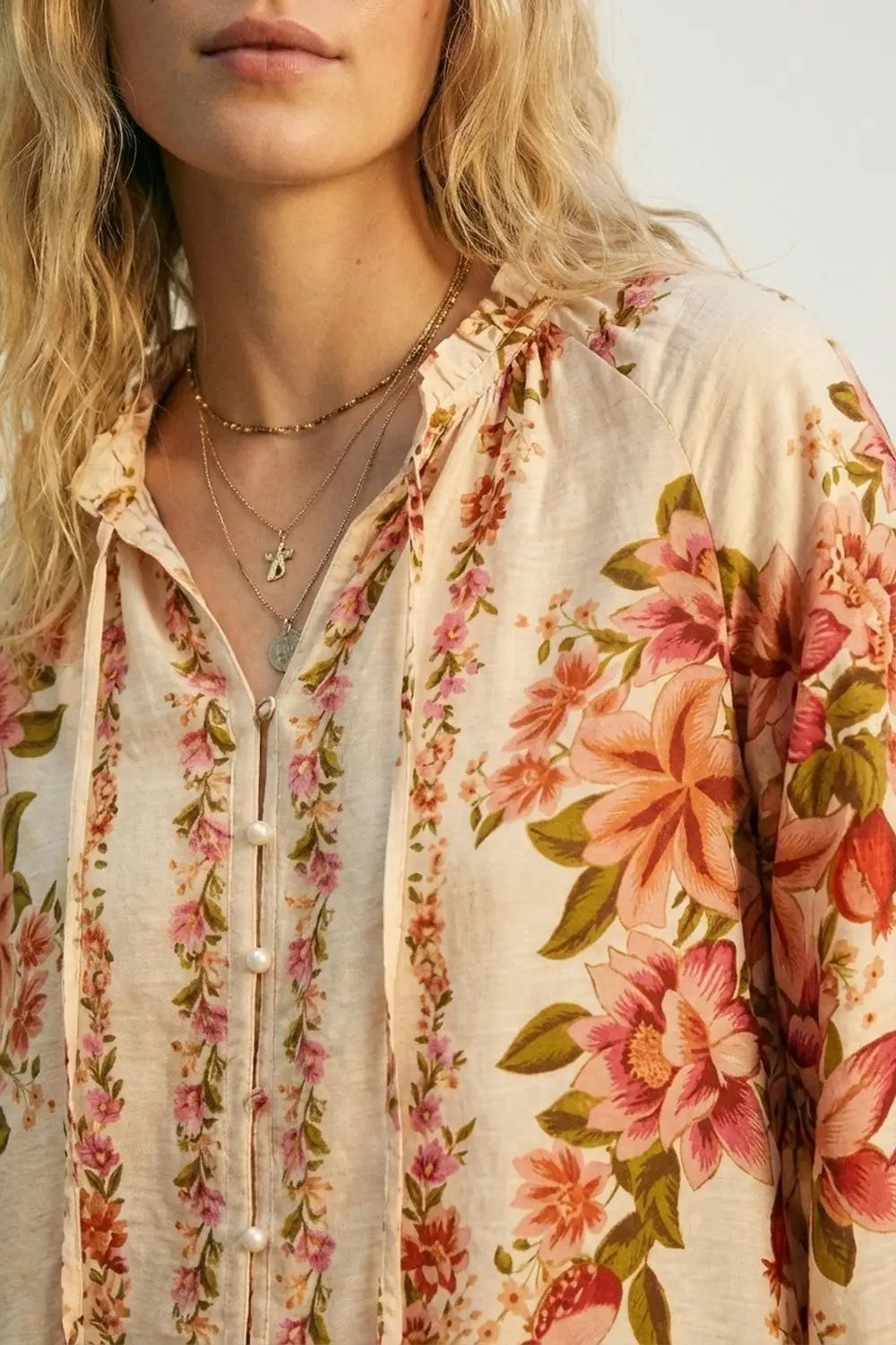 Chemisier boho à imprimé floral crème avec col à cordon de serrage - Tee-Shirt