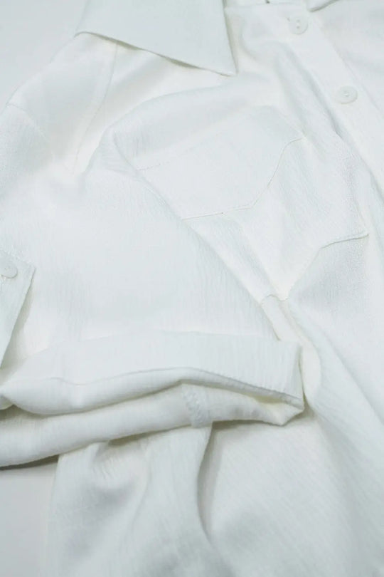 Chemisier court blanc satin avec poches sur la poitrine et cordons de serrage au bas - Tee-Shirt