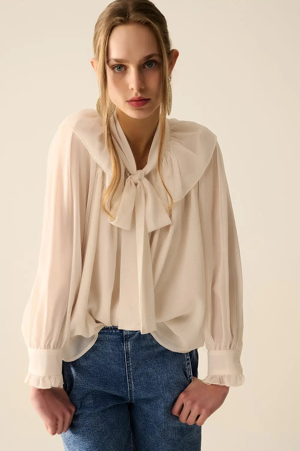 Q2 Chemisier en chiffon beige avec détail de nœud