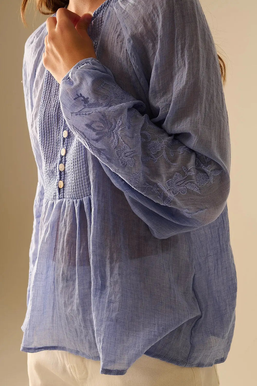 Chemisier en mousseline de soie bleue avec broderies sur les manches - Tee-Shirt