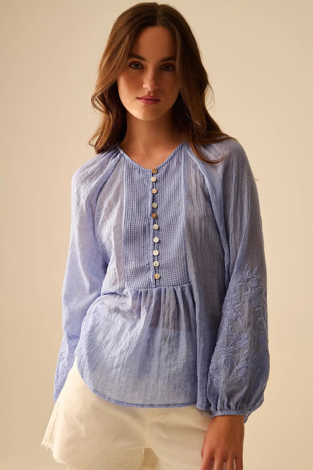 Chemisier en mousseline de soie bleue avec broderies sur les manches - Tee-Shirt