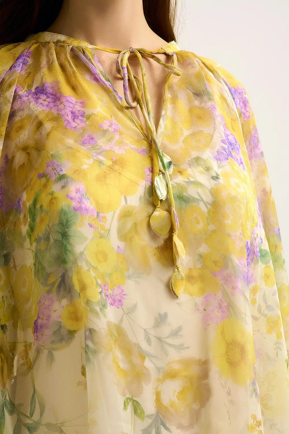 Chemisier en mousseline florale avec finition transparente et silhouette fluide - Tee-Shirt