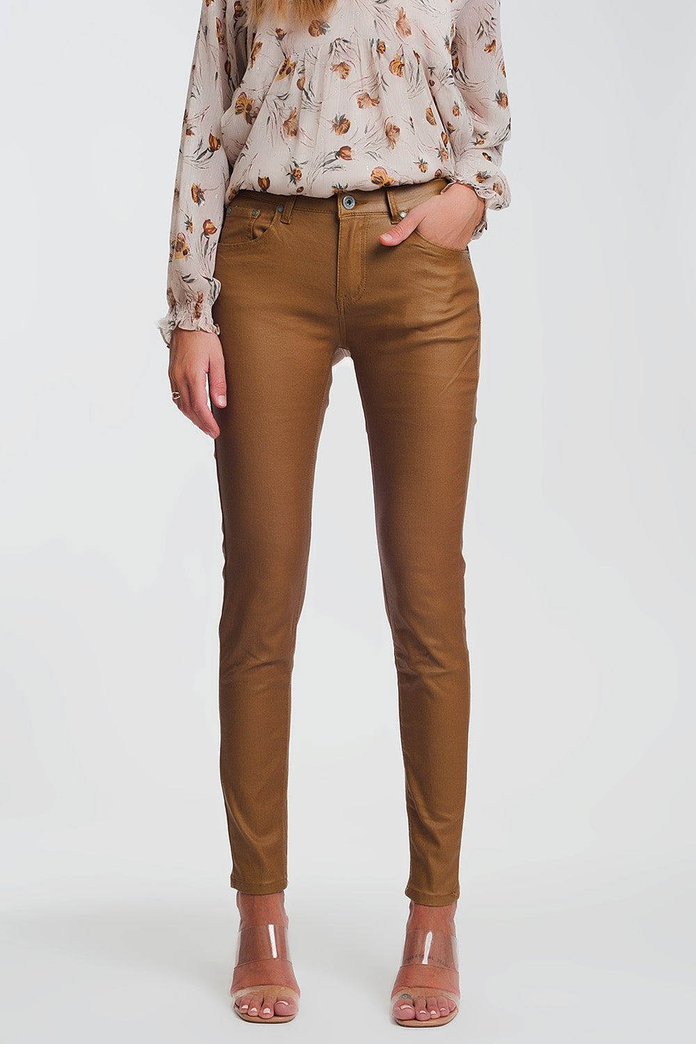 Q2 coated skinny pants in camel