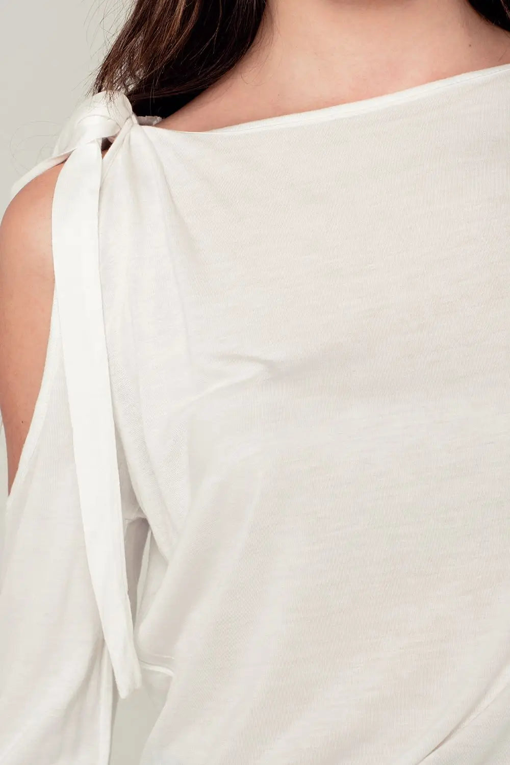 Cold shoulder top in white - Shirts