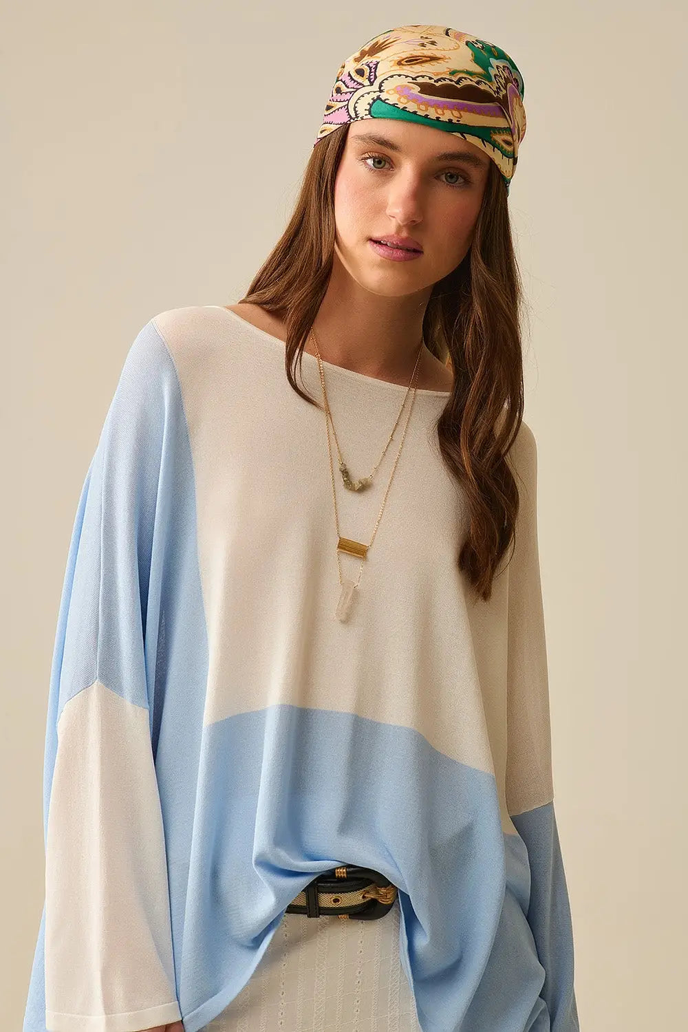 Q2 Color Block Bat Wing Sweater In White and blue