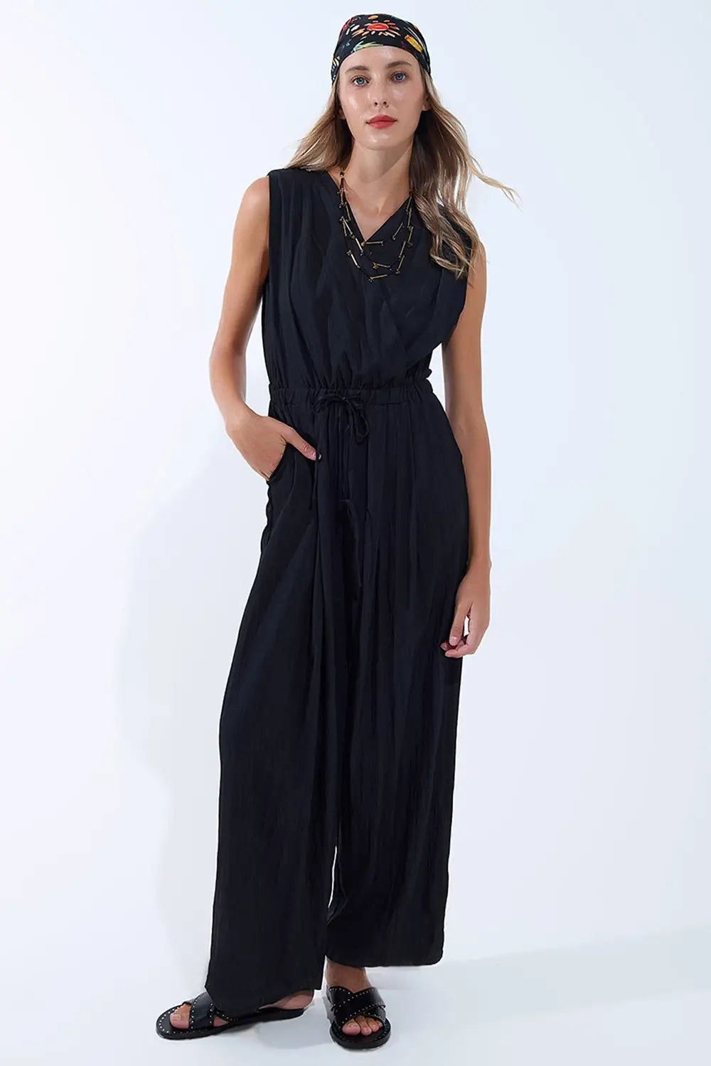 Q2 combinaison noire drapée en tissu froissé