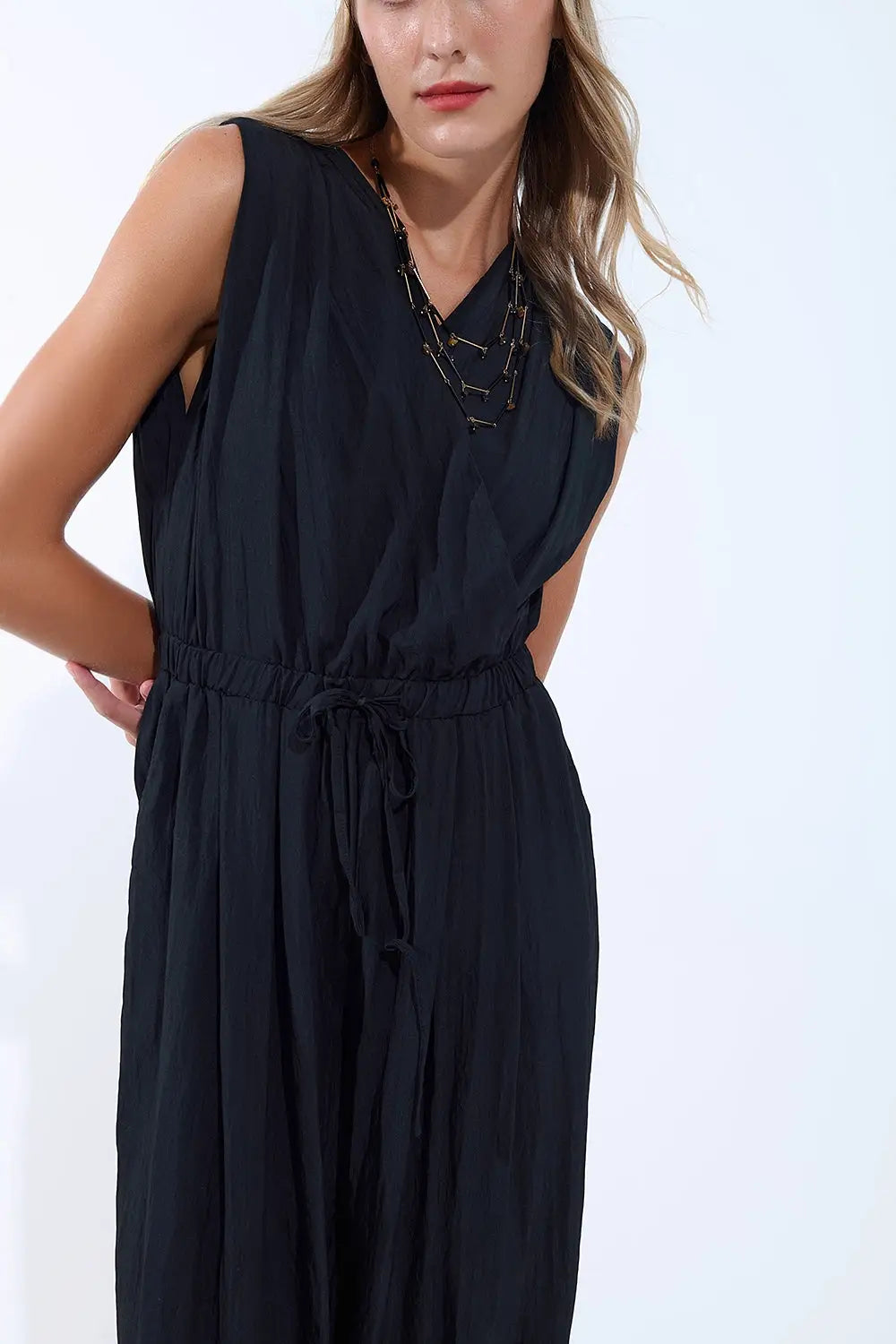 combinaison noire drapée en tissu froissé - Vestidos
