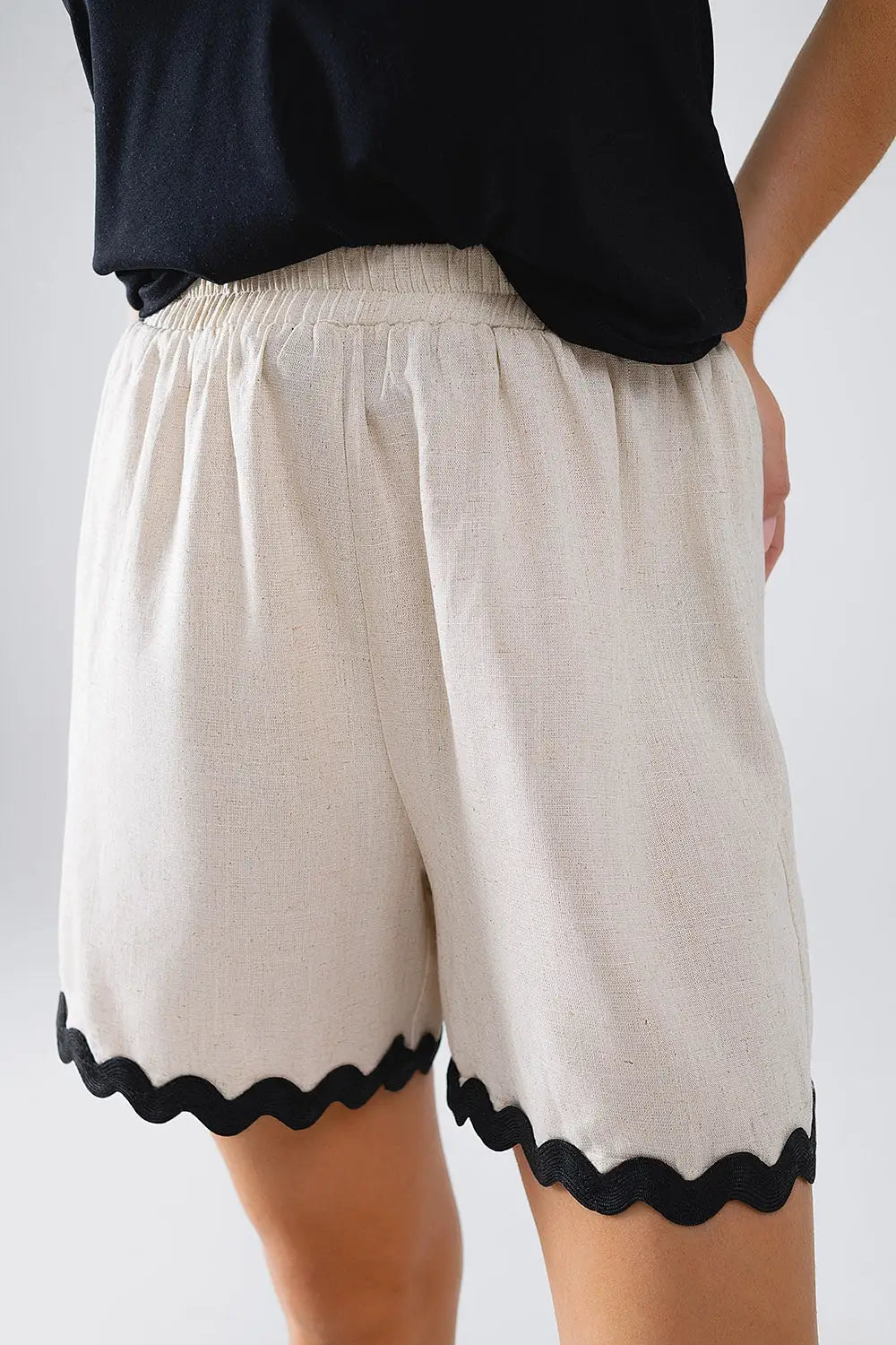 Contrast Scallop Trim Linen Shorts in Beige - Pants