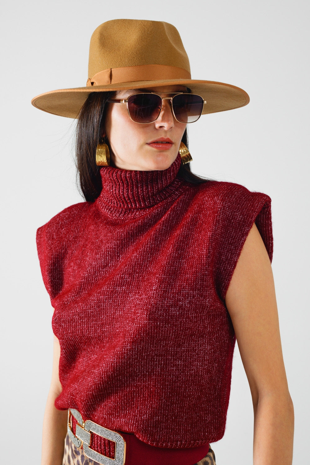 Cozy turtleneck sleeveless sweater in burgundy