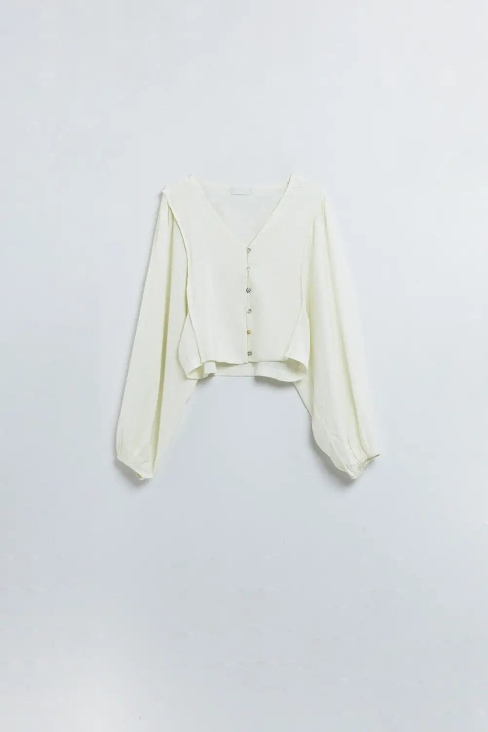 Q2 Cream blouse with balloon sleeves and frontal closure with buttons