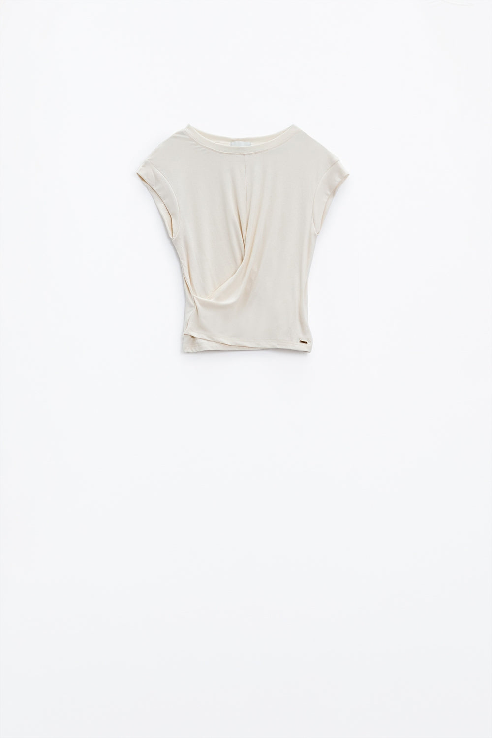 Cream short-sleeved top crossed at the bottom front